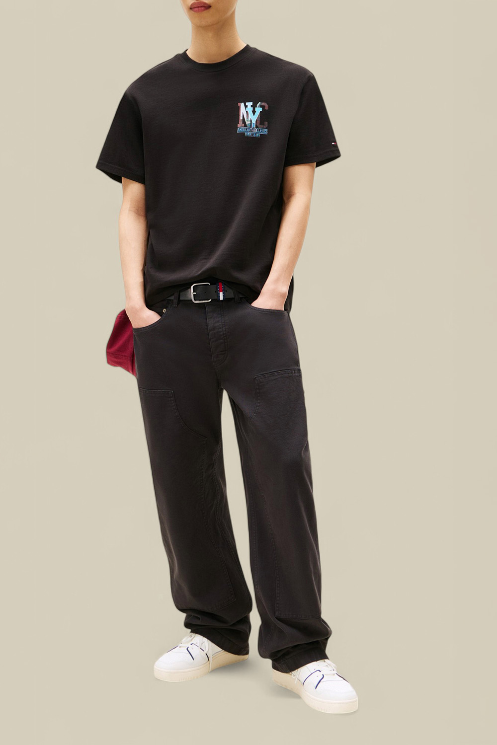 תמונת כל הלוק של חולצת טי